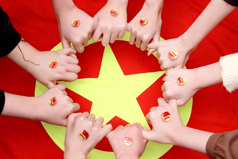 团旗团徽合影2_副本.jpg